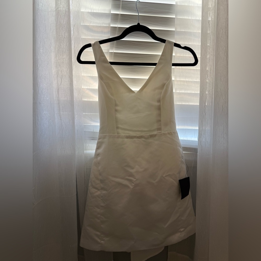 Beautiful short white formal mini dress! super cute bow detail on the back!